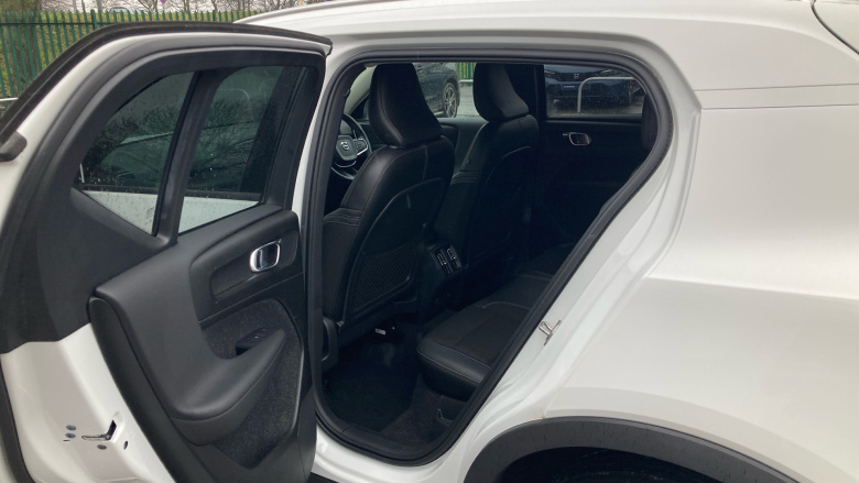 Volvo Xc40 2.0 T4 Momentum Pro 5dr AWD Geartronic Petrol Estate